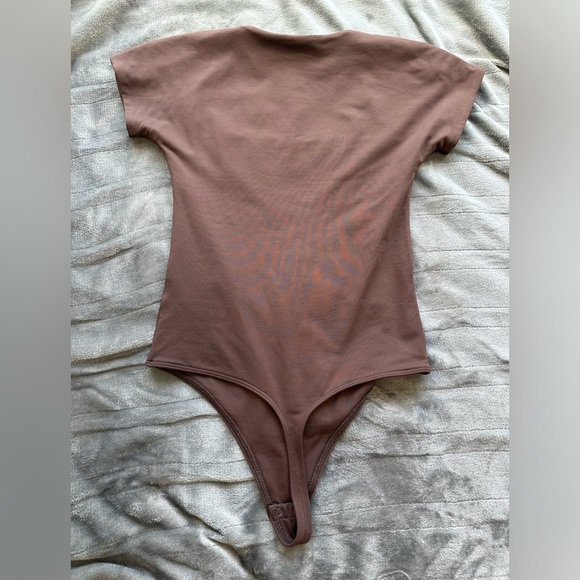 Brown Aritzia contour square neck short sleeve bodysuit - Picture 2 of 4